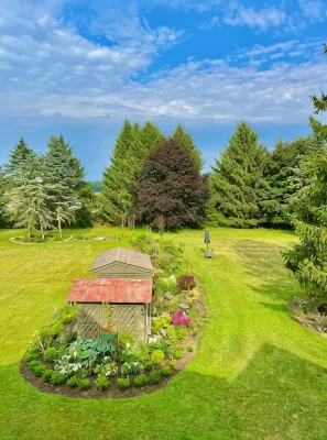 Step Inside a Magazine! Upscale Farmhouse on 3 acres. Hot Tub,Bocce Ball,Gardens - 4-Star