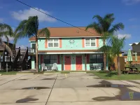 燭光海灘小屋 Gramma's Attic附近的飯店