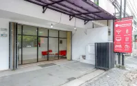 RedDoorz Near Pacific Mall Tegal 2 Hôtels à : Margadana