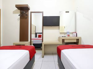 RedDoorz Plus near Stadion Mandala Krida