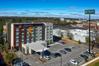 La Quinta Inn & Suites by Wyndham Mobile Hotels near Mobile International Airport