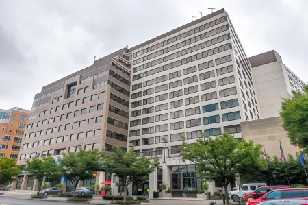 Hilton Washington DC Capitol Hill Отели рядом с достопримечательностью «Марин Баррекс»