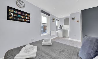 Lovely 1-Bed Studio in West Drayton