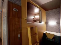 Nikoh Capsule Hotel Refre - Hostel - Caters to Men