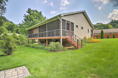 Updated Cottage at Lake Junaluska Golf Course! Отели в г. Айрон Дафф