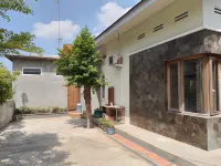 PH Homestay Unit Coklat Hotel dekat Sentra PELAS 32, Wahid Hasyim Pekalongan