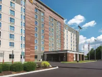 La Quinta Inn & Suites by Wyndham Cincinnati Sharonville فنادق في Sharonville