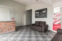 RedDoorz Plus Near RS Usu Medan 2 فنادق في ميدان