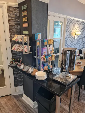 Queens Plaza Hotel Отели в г. Thornton-Cleveleys