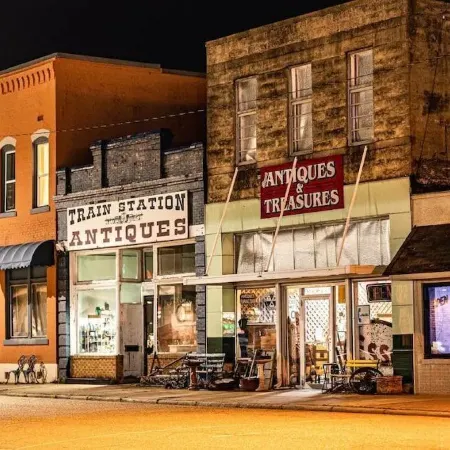 The Ouachita Depot- Large house/Perfect location Отели в г. Мена