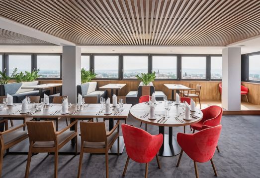 호텔 리스타트의 실내 수영장 시설