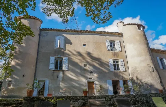 拉里克城堡酒店