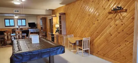 Woodlands Chalet Forest, Luxury, Parking, Bedrooms w/ Ensuite Bathrooms, CLEAN