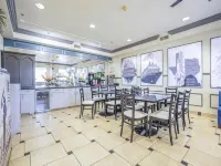 Days Inn & Suites by Wyndham NASA Space Center Houston فنادق في ويبستر