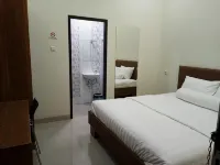 Clean and Comfort فنادق في Salahutu