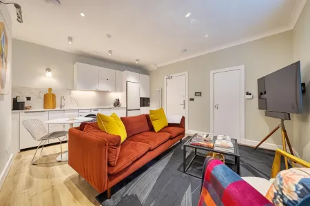 City Oasis Craigpark Residence Отели рядом с достопримечательностью «Burnside Blairbeth Church»