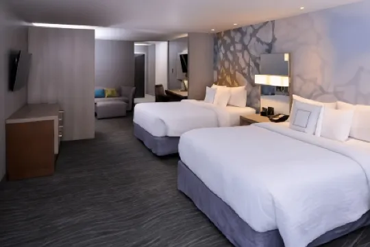 薩斯卡通機場萬豪萬怡酒店