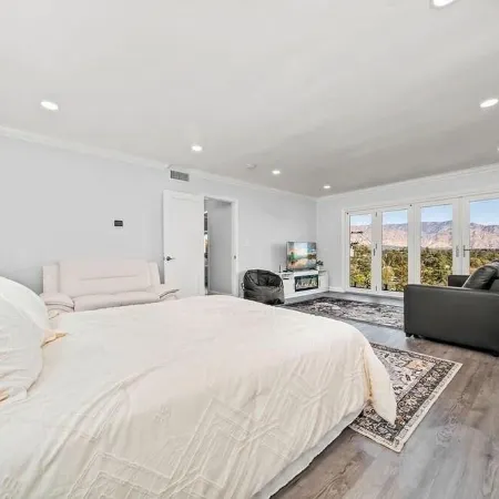 Enchanting 4-bedroom house with panoramic view in Pasadena.