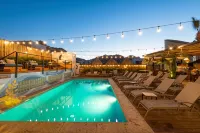 Mayan Monkey Los Cabos - Social Hotel