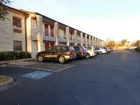 Windcrest Inn and Suites - parking