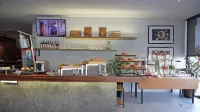 Batiqa Hotel Jababeka Cikarang - bar
