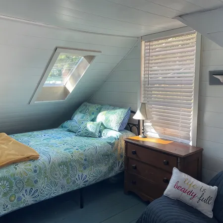 Sweet vintage cottage on Mountain View Lake, 2024 updates, next to Lake Sunapee