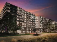 The Hamptons: Dual-Suite Sanctuary | 2 Private Baths | Rooftop Pool Hotels in Dickson