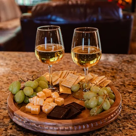 Luxurious, Romantic, Cozy Cabin/Great Reviews/Close to Town/Clean/Hot tub!