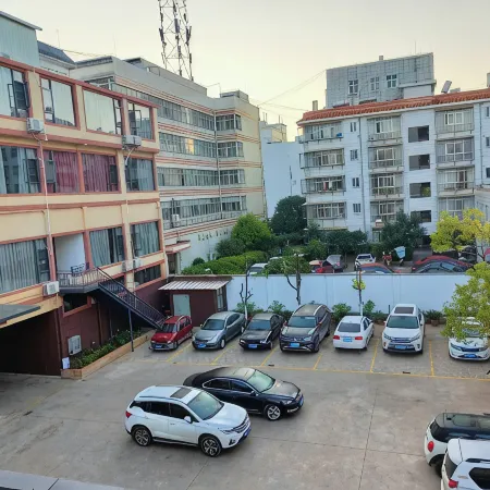 Huaning Renhe Hotel