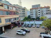 Huaning Renhe Hotel - parking