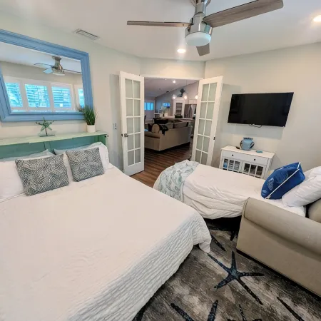 Charming Tropical Pool Home, Walk to the Beach!