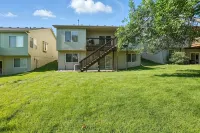 Modern Home in NW Omaha - 방갈로