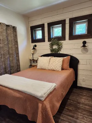 Unique & cozy barn apartment on 5 acre riverfront farm. - Apartments