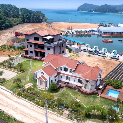 Daebudo Milky Way Pension Hôtels à proximité de : Island Country Club