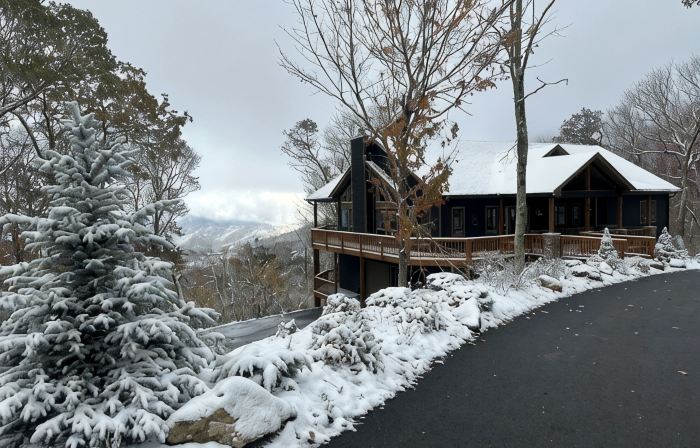 Mountain View’s with Hot Tub & Pool Table on Beech Mountain. Sleeps 10.