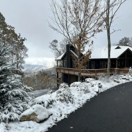 Mountain View’s with Hot Tub & Pool Table on Beech Mountain. Sleeps 10.