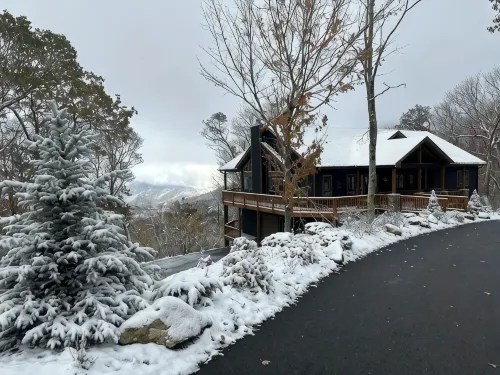 Mountain View’s with Hot Tub & Pool Table on Beech Mountain. Sleeps 10.