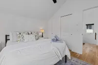 Stylish Couples Retreat Near Lake and Downtown