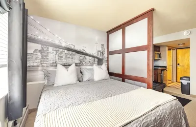 CAL KING BED, FREE PARKING PASS FOR 1 CAR, BY DOWNTOWN & CLINIC Отели в г. 