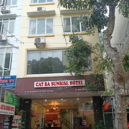 Catba Sunrise Hotel Отели рядом с достопримечательностью «Порт Cat Ba»
