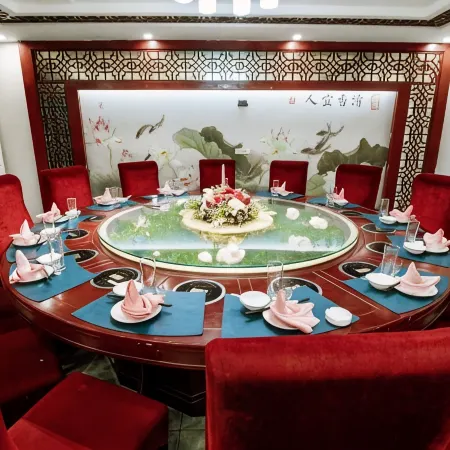 Xinye Jinding Business Hotel