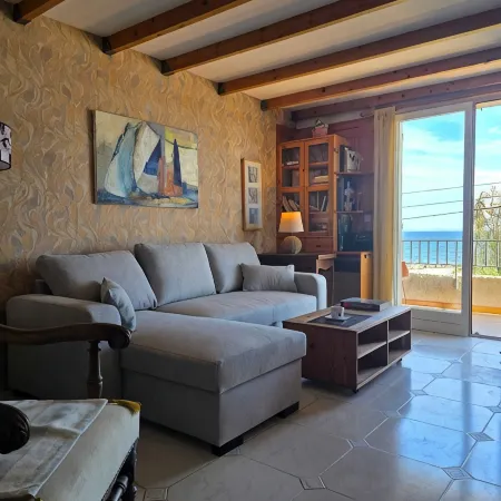 Beautiful 3-bedroom (sleeps 8) located on the seaside facing Porquerolles island
