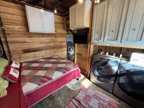 Cozy cabin on Jasper side of Smith Lake. Close to all amenities!