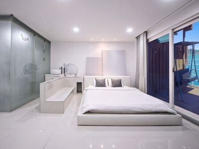 The South Sea, Spa Hill Pension