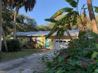 Island Cottage:  A Short Walk to the Beach