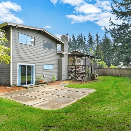 Spacious 5BR Retreat w/ Sunshine & Lush Green near Bellevue, Seattle and Airport