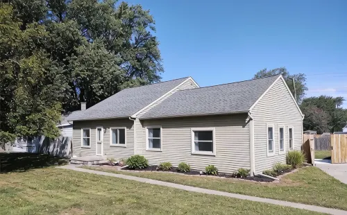 Charming 3-bedroom house in pleasant Monroe with WiFi, and A/C - Homestays