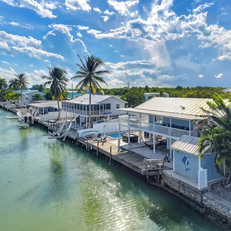 Heated Pool -Dock and 3 Min from the Beach