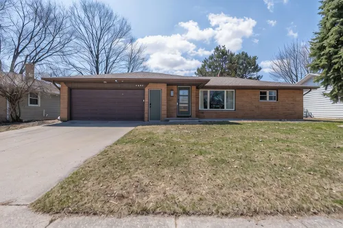 Spacious 4BR, 2BA Home Just Steps from Lambeau Field - Prime Location!
