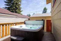 West Side Gem │Two King Suites │Walk Everywhere │Hot Tub │Large Living Space - بوتيك